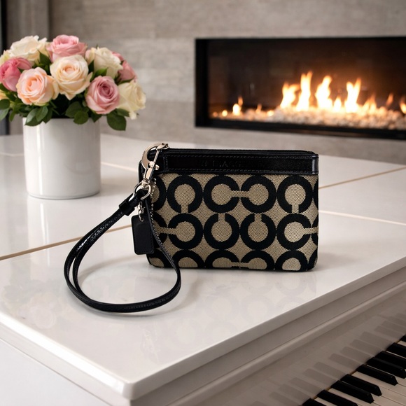 Coach Poppy 2010 Shimmer Heart Flowers Wristlet - Picture 2 of 5